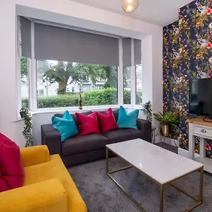 Stylish Hot Tub House With Free Parking! York